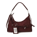 Burgunderfarbene Hobo-Tasche mit geflochtenen Knoten und dekorativem Anhänger - Burgunderrot