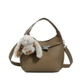 Braune Saddle-Eimertasche aus Leder mit Silber-Schnalle und Plüsch-Hasenanhänger - Mit Anhänger / Elefantengrau