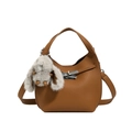 Hobo-Tasche aus Leder in Karamellbraun mit silbernem Drehverschluss und Plüschhase - Mit Anhänger / Braun