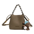 Borsa a secchiello in pelle marrone scuro con manico a catena e ciondolo a orsetto - Con Ciondolo / Grigio elefante