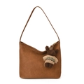 Borsa a spalla intrecciata marrone con ciondolo a forma di orsetto e zip superiore - Con Ciondolo / Marrone