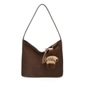 Borsa hobo intrecciata marrone scuro con ciondolo a forma di orso e tracolla sottile - Con Ciondolo / Marrone