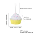 Décoration de cupcake de Noël avec crème blanche et pépites colorées sur base jaune - Cupcake Jaune