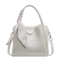 Bolso saco blanco perlado con pañuelo decorativo y detalles metálicos plateados - Plateado
