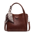 Bolso de hombro marrón de cuero sintético con pañuelo de seda y correa ajustable - Marrón