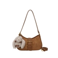Bolso medialuna de ante marrón caramelo con hebilla de metal y colgante de conejo felpa - Marrón