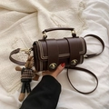 Bruine vintage kunstlederen crossbodytas met klinknagelriemen en konijnenhanger - Koffie