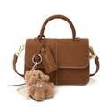 Bolso de mano de cuero marrón con costuras blancas y colgante de cachorro de peluche - Con Colgante / Marrón