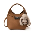 Borsa hobo marrone in pelle con texture litchi, fibbia metallica e ciondolo a coniglio - Con Ciondolo / Cuoio