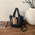 Detail der schwarzen Bucket Bag aus Leder mit Plüschbär-Anhänger und Schultergurt - Mit Anhänger / Schwarz