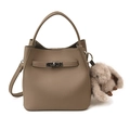 Braune Beuteltasche aus genarbtem Leder mit silberner Schnalle und Plüsch-Hasenanhänger - Mit Anhänger / Grau