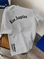 Nahaufnahme des gotischen Los Angeles Buchstabendrucks auf grauem Baumwoll-T-Shirt - S / Melange Grau