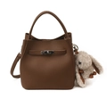 Braune Beuteltasche aus Leder mit Drehverschluss und niedlichem Plüsch-Hasenanhänger - Mit Anhänger / Braun