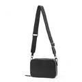 Bolso bandolera rectangular negro minimalista con correa ajustable y detalles plateados - Negro