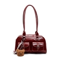 Borsa a spalla rosso scuro con cuciture a contrasto e ciondolo orsetto di peluche - Con Ciondolo / Borgogna