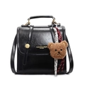 Sac à dos rétro en cuir noir pour femmes avec finition brillante et pendentif ours - Avec Pendentif / Noir