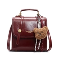 Sac à bandoulière rétro rouge foncé en similicuir avec pendentif ours peluche - Avec Pendentif / Bordeaux