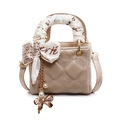 Mini-Handtasche in Beige mit gestepptem Muster, Seidentuch-Griff und Anhängern - Khaki
