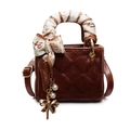 Dunkelbraune Mini-Handtasche mit Rautensteppung und dekorativem Seidentuch am Griff - Braun