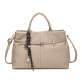 Sac fourre-tout beige en cuir grainé avec poignées et un pendentif lettre B en métal - Gris Beige
