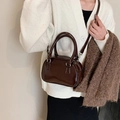 Bolso tipo almohada retro en charol marrón oscuro con asa superior y correa - Talla única / Marrón