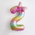 Regenbogen-Zahl 2 Ballon 40 Zoll mit rosa gepunkteter Schleife und Sternenmuster - Zahl 2