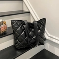 Bolso tote acolchado negro minimalista con acabado brillante y correas anchas y cómodas - Negro