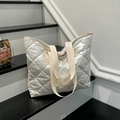 Bolso tote acolchado blanco perla con patrón clásico de diamantes y textura suave - Blanco