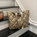 Bolso tote acolchado en color champán con acabado metálico y diseño de gran tamaño - Dorado