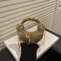 Goldene halbmondförmige Acryl-Clutch mit Wellenstruktur und rundem Metallgriff - Gold