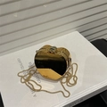 Borsa da sera a cuore dorata lucida con finitura a specchio metallica e tracolla a catena - Forma Mela (Oro)