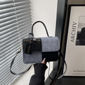 Petit sac carré chic en cuir noir et laine grise avec design patchwork élégant - Noir