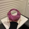 Metallische magentafarbene Acryl-Halbmondtasche mit Faltenstruktur und Goldkette - Lila