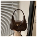 Dettaglio della borsa a mezzaluna in vernice marrone scuro con chiusura dorata - Marrone