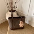 Sac fourre-tout marron avec motif gaufré et pendentif chiot peluche pour le travail - Avec Pendentif / Marron