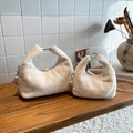 Weiße Lammwoll-Hobo-Taschen in groß und klein mit silbernen Metallgriffen - Groß / Weiß
