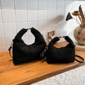 Schwarze Teddy-Fell Handtaschen in zwei Größen mit verstellbaren Lederriemen - Groß / Schwarz