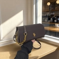 Klassische dunkelbraune Vintage Umhängetasche mit goldener Kette und Drehverschluss - Braun