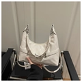 Detalle de bolso medialuna blanco brillante con hebillas y remaches metálicos plateados - Blanco