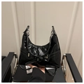 Detalle del bolso hobo en charol negro con hebilla plateada y acabado efecto espejo - Negro