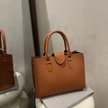 Mini sac cabas en simili cuir caramel avec double poignée et fermoir aimanté - Marron