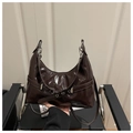Detalle de bolso hobo marrón oscuro brillante con hebillas plateadas y correa ajustable extra - Marrón