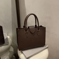 Sac à main marron foncé avec texture litchi et boucle en métal doré clair chic - Marron