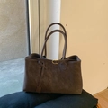 Bolso tote grande de ante marrón oscuro con tirantes finos y hebilla dorada - Marrón