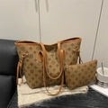 Sac fourre-tout à monogramme marron avec pochette sur couverture douce et fond canapé - Marron