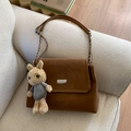 Sac bandoulière en daim marron avec boucle argentée et breloque lapin sur un canapé - Sans Pendentif / Marron
