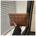 Vista dettagliata della borsa da trucco imbottita marrone scuro con cuciture a scacchi - Marrone