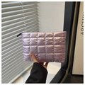 Dettaglio della trousse trapuntata lilla con trama lucida e chiusura a zip - Viola