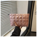 Dettaglio della borsa trapuntata rosa metallizzato con tessuto a sbuffo e zip nera - Rosa