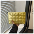 Dettaglio di una pochette trapuntata giallo brillante in nylon con cerniera nera - Giallo